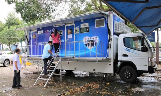 Sở Y tế Tiền Giang tiếp nhận 2 xe xét nghiệm lưu động phục vụ công tác phòng chống dịch trên địa bàn. Ảnh: Bộ Y tế