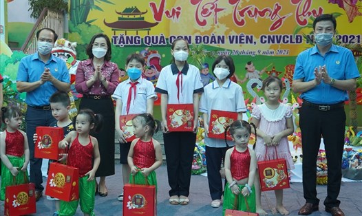Gần 300 suất quà Trung thu dành tặng con đoàn viên, người lao động quận Hồng Bàng. Ảnh Mai Dung