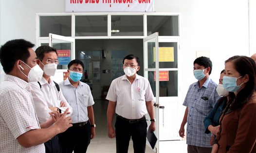 Ông Lê Huyền - Phó Chủ tịch UBND tỉnh Ninh Thuận (giữa) - đi kiểm tra cơ sở cách ly chuẩn bị đón phụ nữ mang thai về từ TPHCM. Ảnh: Thanh Xuân.