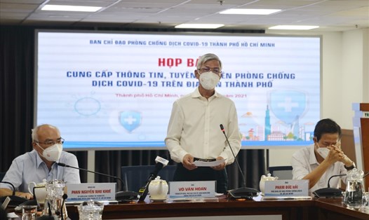 Phó Chủ tịch UBND TPHCM Võ Văn Hoan phát biểu tại họp báo.  Ảnh: Minh Quân