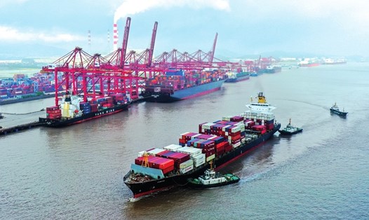 Tàu hàng chở container tại cảng ở Ninh Ba, tỉnh Chiết Giang, miền đông Trung Quốc. Ảnh: CNS