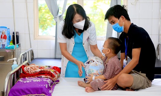 Lãnh đạo Bệnh viện Trung ương Huế trao quà Trung thu cho cho các bệnh nhi đang điều trị ở bệnh viện. Ảnh: BV.