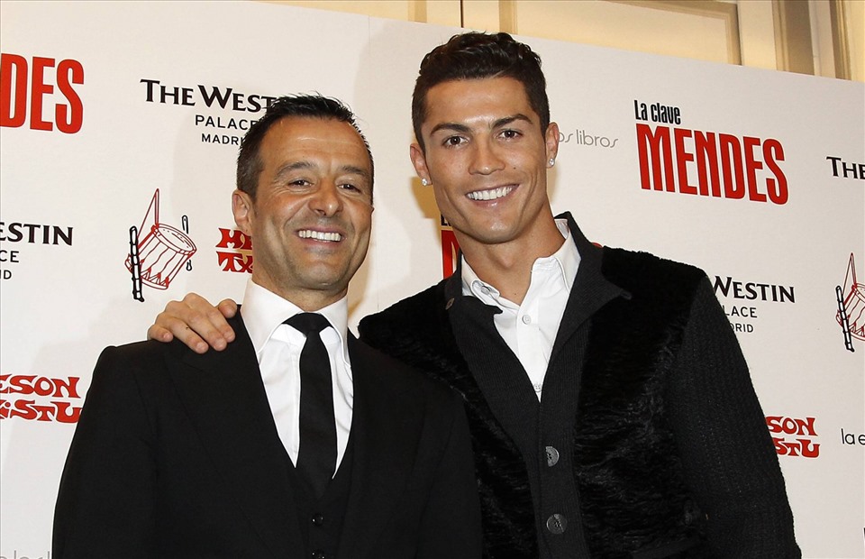 Cả Cristiano Ronaldo và người đại diện Jorge Mendes đều bị lừa về chi phí cho những chuyến bay không bao giờ được thực hiện. Ảnh: Jornal de Noticias
