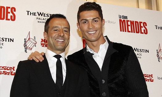 Cả Cristiano Ronaldo và người đại diện Jorge Mendes đều bị lừa về chi phí cho những chuyến bay không bao giờ được thực hiện. Ảnh: Jornal de Noticias