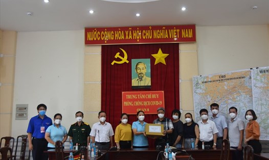 Đoàn công tác của Bộ Y tế thăm và tặng quà tại UBND Quận 8, TP.Hồ Chí Minh. Ảnh: Bộ Y tế
