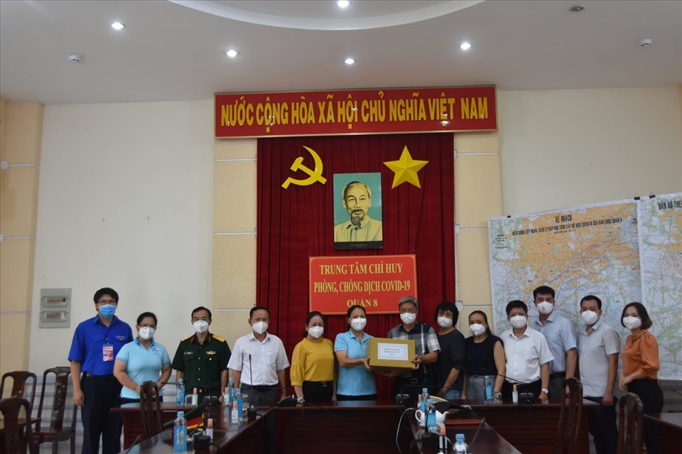 Đoàn công tác của Bộ Y tế thăm và tặng quà tại UBND Quận 8, TP.Hồ Chí Minh. Ảnh: Bộ Y tế