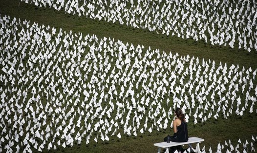 Mỗi chiếc cờ trắng trước Đài tưởng niệm Washington biểu thị cho một nạn nhân chết vì COVID-19 ở Mỹ. Ảnh: AFP