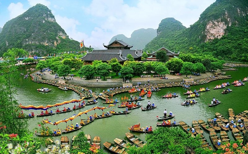 Trải nghiệm hơn 1 giờ ngồi thuyền, vãn cảnh đôi bờ tại Danh thắng Tràng An