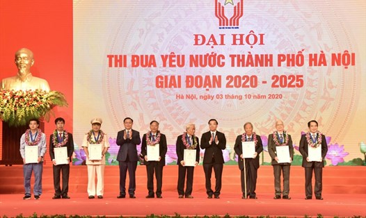 Bí thư Thành ủy Vương Đình Huệ và Chủ tịch UBND thành phố Chu Ngọc Anh trao danh hiệu "Công dân Thủ đô ưu tú" năm 2020 cho các cá nhân. Ảnh: Viết Thành