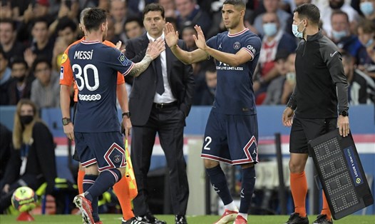 Khoảnh khắc làm bùng nổ những đồn đoán về rạn nứt mối quan hệ giữa Mauricio Pochettino với Lionel Messi. Ảnh: AFP