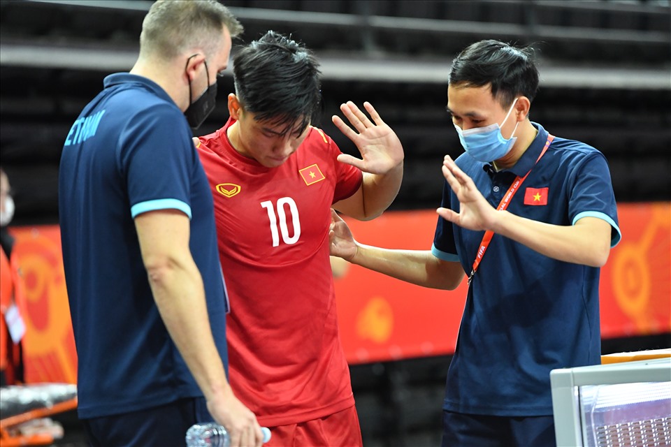Tuyển thủ futsal Vũ Đức Tùng gặp chấn thương ở trận tuyển futsal Việt Nam gặp cộng hoà Czech. Ảnh: VFF