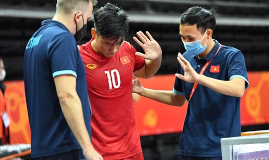 Tuyển thủ futsal Vũ Đức Tùng gặp chấn thương ở trận tuyển futsal Việt Nam gặp cộng hoà Czech. Ảnh: VFF