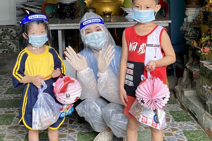 Tiểu Vy đem Trung thu đến cho các em nhỏ nhiễm COVID-19 Tiểu Vy đem Trung thu đến cho các em nhỏ nhiễm COVID-19 