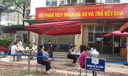 Người dân làm thủ tục tại chi nhánh văn phòng đăng ký đất đai ở Hà Nội tăng. Ảnh: Phạm Đông