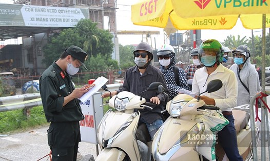 Lực lượng chức năng kiểm soát người di chuyển từ tỉnh ngoài vào Thành phố Hà Nội tại chốt kiểm soát ngã ba Cầu Giẽ (Quốc lộ 1A, Phú Xuyên, Hà Nội).