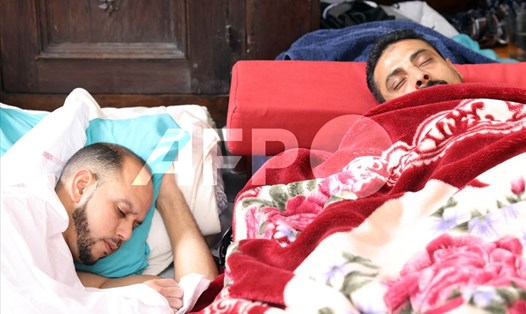 Người lao động nhập cư ngủ trong nhà thờ Begulation ở Brussels, Bỉ. Ảnh: AFP