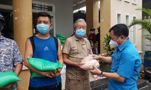 Hoạt động hỗ trợ túi an sinh cho người dân tại Đồng Nai. Ảnh: Hà Anh Chiến