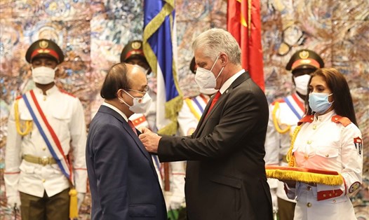 Chủ tịch Hội đồng Nhà nước và Hội đồng Bộ trưởng Cộng hòa Cuba Miguel Diaz Canel Bermudez gắn Huân chương Jose Marti cho Chủ tịch nước Nguyễn Xuân Phúc. Ảnh: TTXVN