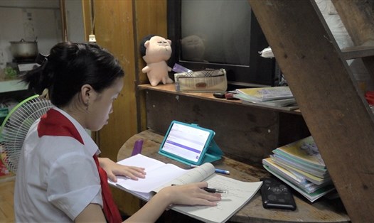 Học sinh học trực tuyến, áp lực cho phụ huỳnh có hoàn cảnh khó khăn. Ảnh: Thanh Chung