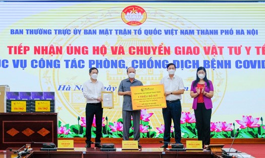 Đại diện Tập đoàn T&T Group trao tặng 1 triệu bộ kit xét nghiệm PCR cho đại diện Sở Y tế thành phố Hà Nội và UB MTTQ Việt Nam thành phố Hà Nội. Ảnh: T&T