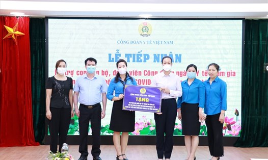 Bà Phạm Thanh Bình, Chủ tịch Công đoàn Y tế Việt Nam tiếp nhận hỗ trợ. Ảnh: Công Hằng