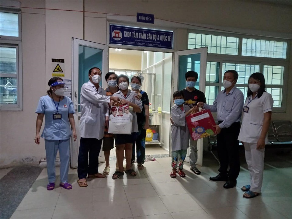 Các em nhỏ đang điều trị tâm thần nhận quà Trung thu đúng đêm rằm. Ảnh: Văn Đạo Các em nhỏ đang điều trị tâm thần nhận quà Trung thu đúng đêm rằm. Ảnh: Văn Đạo
