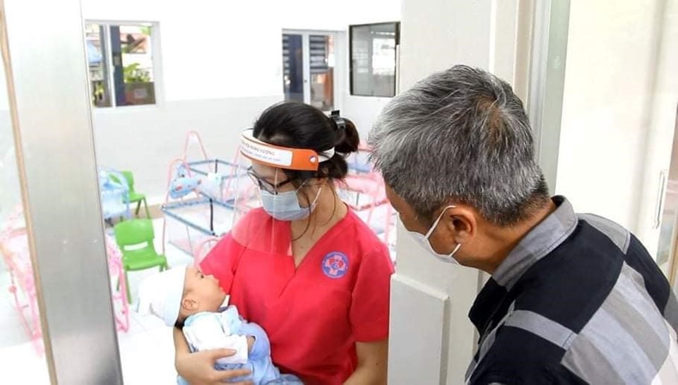 Thứ trưởng Nguyễn Trường Sơn cùng Đoàn công tác của Bộ Y tế đến thăm các bé tại Trung tâm HOPE vào chiều 20.9. Ảnh: Bộ Y tế