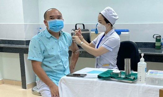 Tiêm phòng cho một người dân tại bệnh viện Bà Rịa, tỉnh Bà Rịa - Vũng Tàu. Ảnh: BV