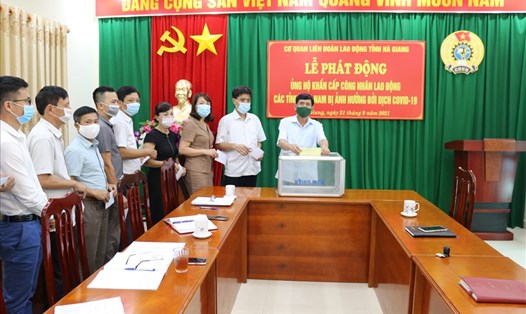 Cán bộ, công chức cơ quan Liên đoàn Lao động tỉnh Hà Giang ủng hộ công nhân lao động các tỉnh phía Nam bị ảnh hưởng bởi COVID-19. Ảnh: Đức Trí