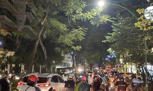 Hình ảnh người dân Hà Nội đổ ra đường đêm Rằm Trung Thu. Ảnh Hoài Anh
