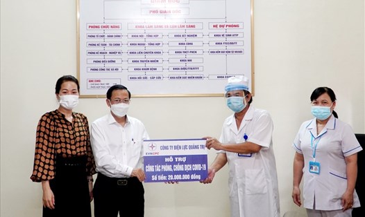Công ty Điện lực Quảng Trị đã hỗ trợ Trung tâm Y tế thành phố Đông Hà 20 triệu đồng để thực hiện nhiệm vụ trong công tác phòng, chống COVID-19. Ảnh: Minh Thành