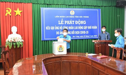 Đồng chí Nguyễn Thanh Sơn, Chủ tịch LĐLĐ tỉnh Sóc Trăng - ủng hộ công nhân lao động gặp khó khăn do ảnh hưởng bởi dịch COVID-19. Ảnh: Anh Khoa