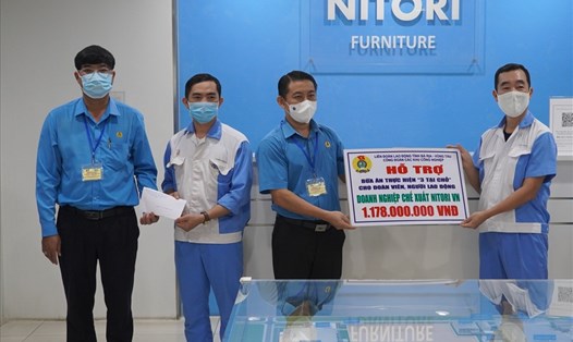 LĐLĐ tỉnh và Công đoàn các KCN trao hỗ trợ cho một công ty theo QĐ 3089 của Tổng liên đoàn Lao động Việt Nam. Ảnh: T.A