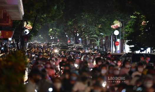 Tối 21.9, người dân Hà Nội ra đường đi chơi Trung thu khiên nhiều tuyến đường ở  khu vực trung tâm TP.Hà Nội đông đúc, ùn ứ. Ảnh: Thế Đại