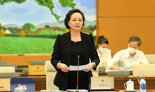 Bộ trưởng Bộ Nội vụ Phạm Thị Thanh Trà trình bày tờ trình. Ảnh: Minh Hùng