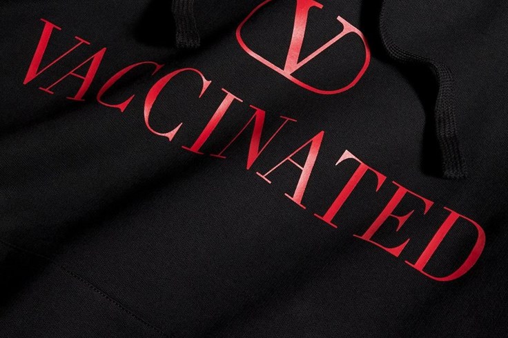 Valentino sản xuất áo hoodie phiên bản giới hạn ủng hộ vaccine COVID-19