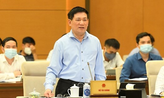 Bộ trưởng Bộ Tài chính Hồ Đức Phớc báo cáo tại phiên họp. Ảnh: Minh Hùng
