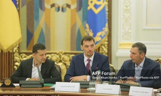 Tổng thống Volodymyr Zelensky (bên trái) và trợ lý chính Serhiy Shefir (bên phải). Ảnh: AFP