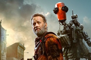 Tài tử Tom Hanks vào vai kỹ sư robot trong bom tấn "Finch". Ảnh: CGV.