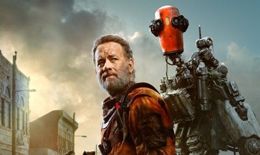 Tài tử Tom Hanks vào vai kỹ sư robot trong bom tấn "Finch". Ảnh: CGV.
