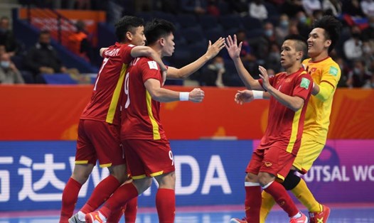 Tuyển futsal Việt Nam ghi 2 bàn thắng bất ngờ vào lưới tuyển futsal Nga. Ảnh: AFC.