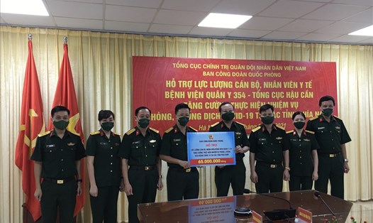 Ban Công đoàn Quốc phòng trao hỗ trợ lực lượng quân y tăng cường các tỉnh phía Nam phòng, chống dịch tại Bệnh viện Quân y 354. Ảnh: Kiều Vũ