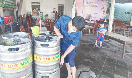 Anh Sơn - Chủ quán bia ở Hà Tĩnh dọn lau dọn quán, chuẩn bị nhập bia về để đón khách sau nhiều ngày đóng cửa. Ảnh: Trần Tuấn.