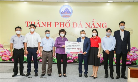 Phó Chủ tịch TP Đà Nẵng Ngô Thị Kim Yến tiếp nhận ủng hộ các trang thiết bị y tế phòng chống dịch COVID-19. Ảnh: BRG