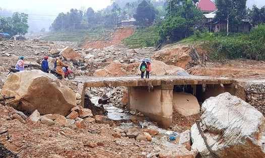 Sạt lở đất gây thiệt hại nặng nề tại huyện miền núi Phước Sơn, Quảng Nam từ mùa mưa 2020 đến nay chưa khắc phục xong. Ảnh: TY