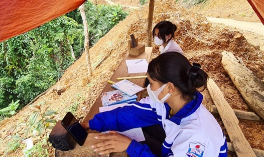 Hình ảnh 2 em học sinh tại bản Bạch Đàn (xã Lâm Thủy, huyện Lệ Thủy, tỉnh Quảng Bình) phải đi bộ 5 km mới có sóng để học trực tuyến đã gây xúc động cộng đồng. Ảnh: CTV