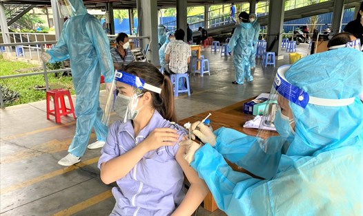 Công nhân trong Khu chế xuất Tân Thuận được tiêm vaccine ngừa COVID-19. Ảnh: Đức Long