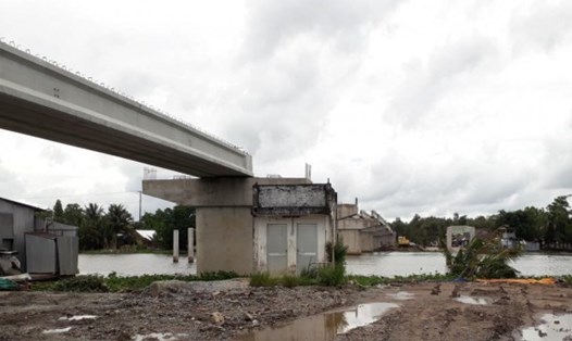 Cầu Xẻo Vẹt nối Bạc Liêu với Hậu Giang qua kênh Ngan Dừa dự kiến thông xe vào ngày 2.9, nhưng đến nay vẫn chưa xong. Ảnh: Nhật Hồ