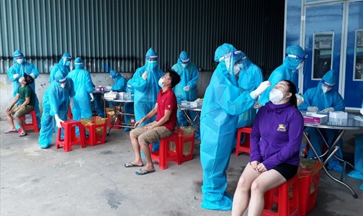 Đoàn tình nguyện viên của LĐLĐ Bình Dương tham gia lấy mẫu xét nghiệm bóc tách F0 ở An Phú, Thuận An, Bình Dương.