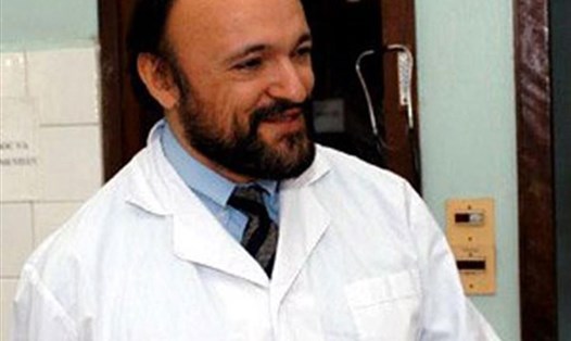 Bác sĩ người Italia Carlo Urbani (1956-2003). Ảnh tư liệu